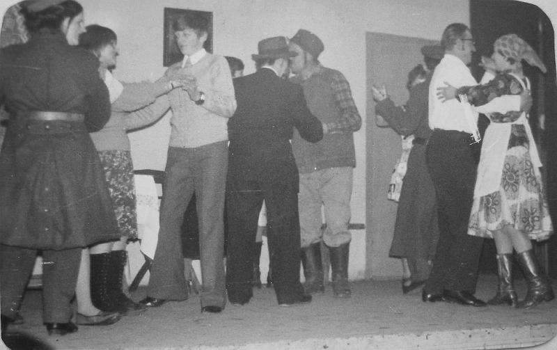 parafia polskokatolicka 1_29.jpg - Rok 1973. Zespół Teatru Amatorskiego, działającego w parafii, podczas spektaklu: "Grusza na miedzy"